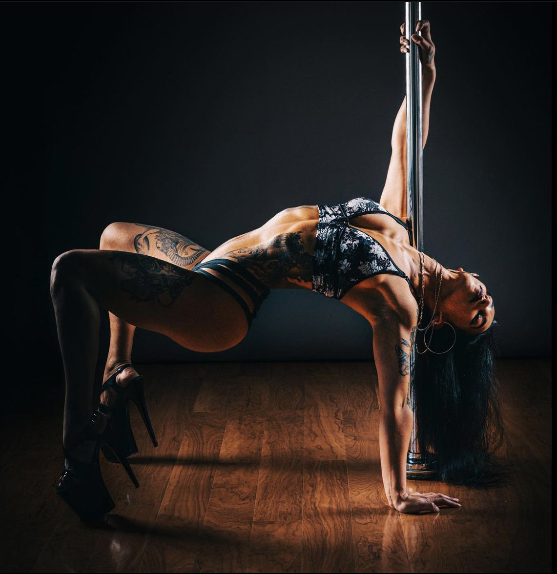 Chesaray performing pole